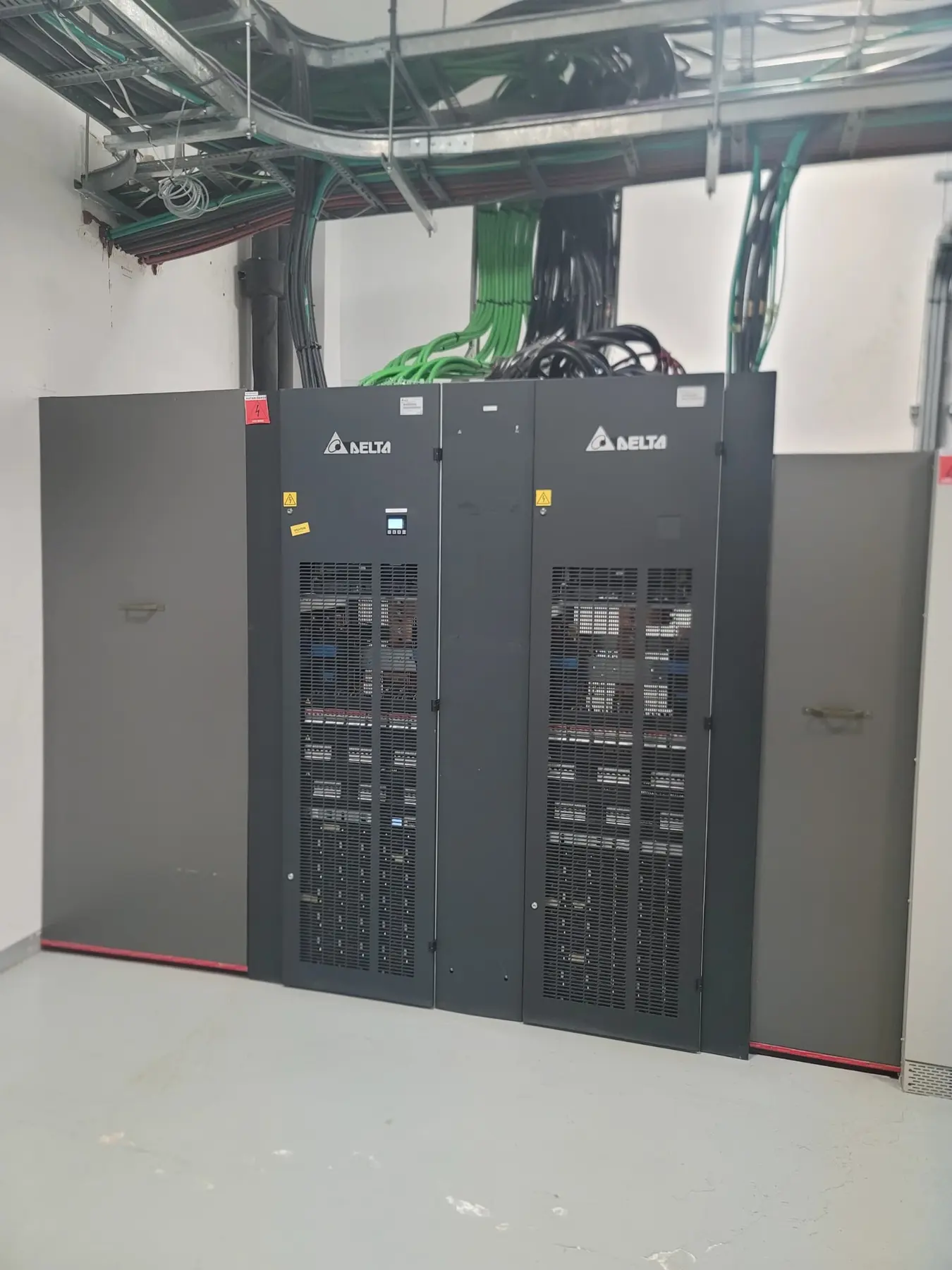 Parallel UPS cabinets with organised cable containment